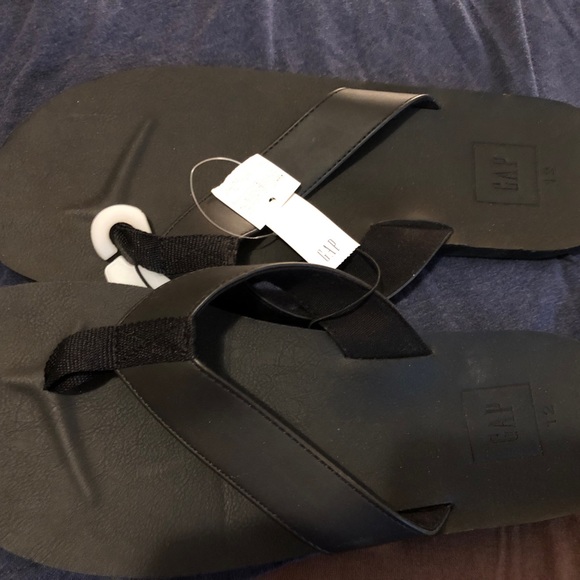 Bundle of 3 items 2 Hanes XL t shirts & 1 pair NWT Gap flip flops size 12 - Picture 5 of 11